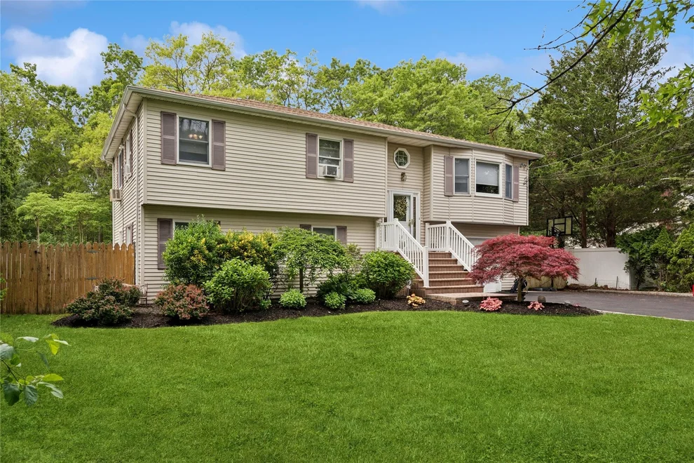 Unit for sale at 40 Dillmont Drive, Smithtown, NY 11787