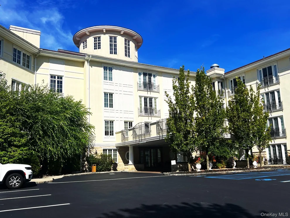 Unit for sale at 420 Trump Park, Yorktown, NY 10588