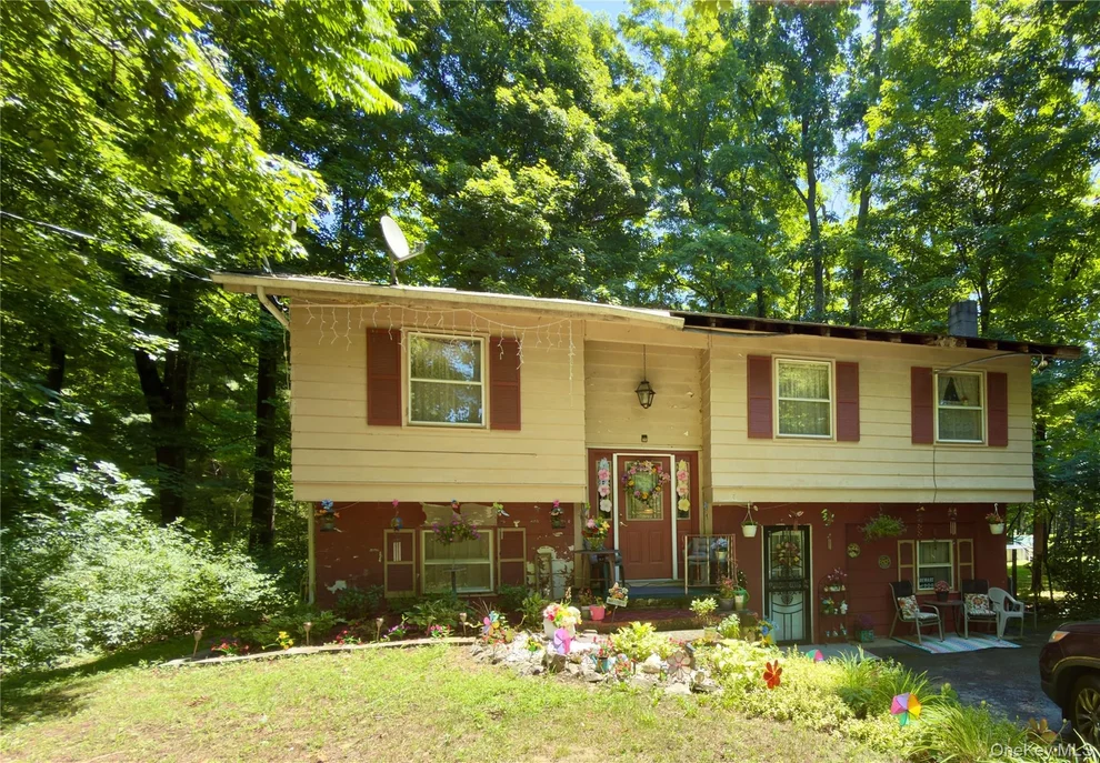 Unit for sale at 26 W Cookingham Drive, Hyde Park, NY 12580