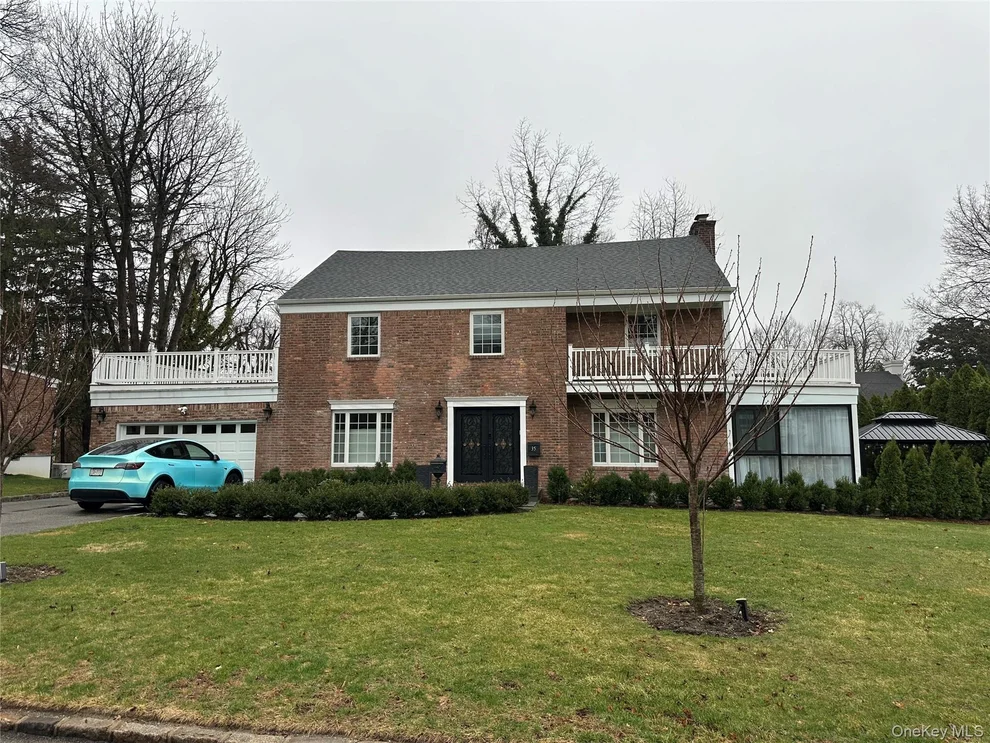 Unit for sale at 35 Bayside Drive, North Hempstead, NY 11023