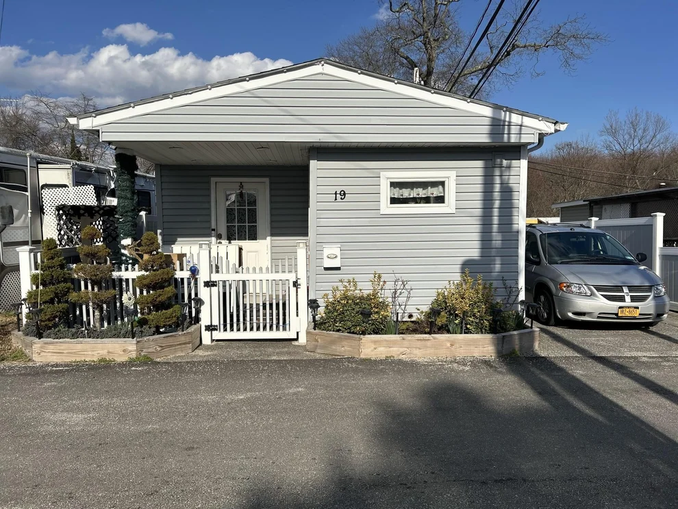 Unit for sale at 19 Mobile Dr, Islip, NY 11706