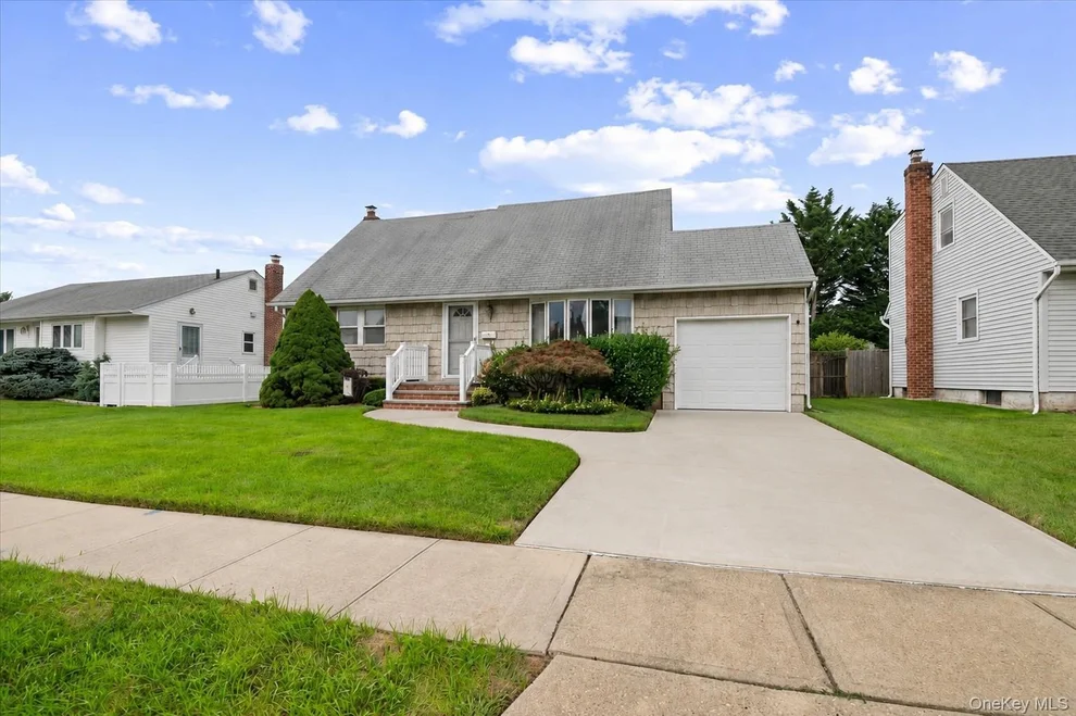 Unit for sale at 11 Hastings Lane, Oyster Bay, NY 11801