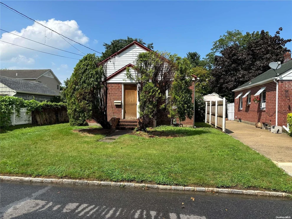Unit for sale at 27 Jane Street, North Hempstead, NY 11577