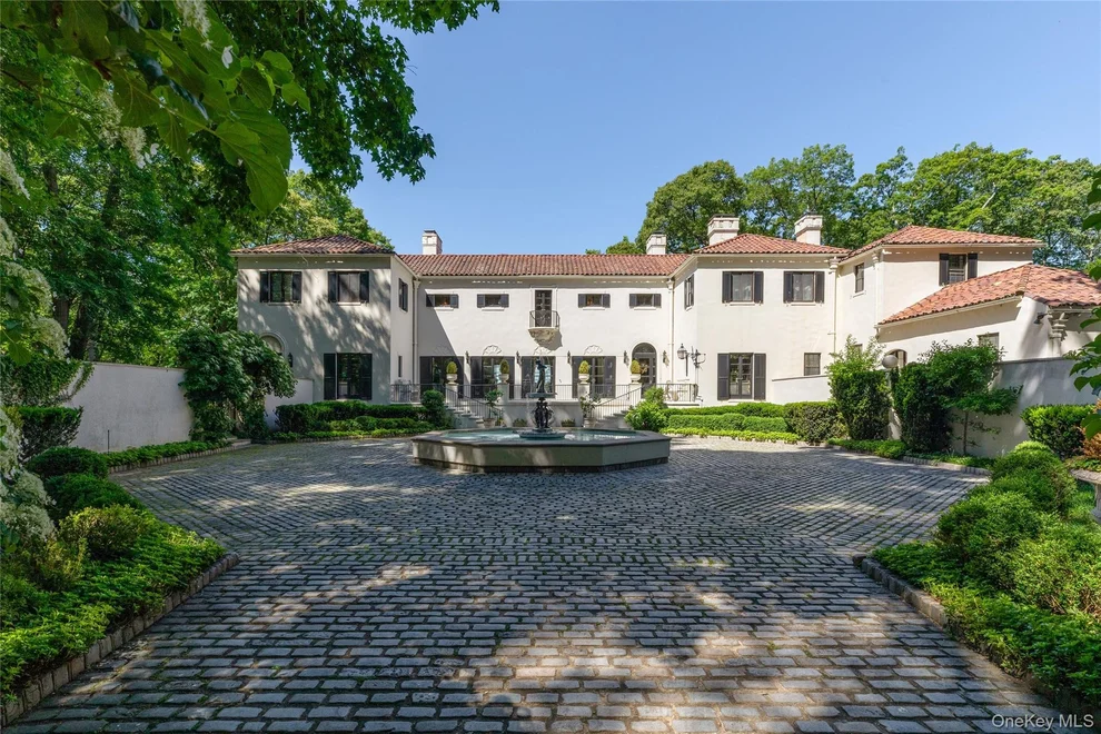 Unit for sale at 100 Horseshoe Road, Oyster Bay, NY 11765