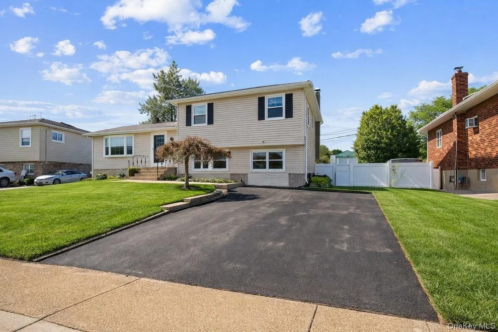 Unit for sale at 46 Lincoln Street, Oyster Bay, NY 11735