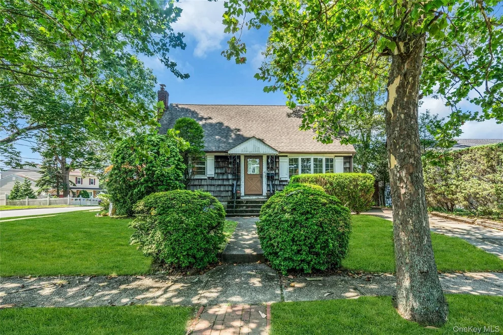 Unit for sale at 42 Summit Street, Oyster Bay, NY 11803