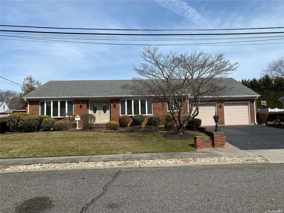 Unit for sale at 8 Adams Street N, Babylon, NY 11735