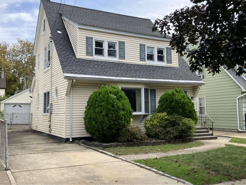 Unit for sale at 121 Campbell Avenue, North Hempstead, NY 11596