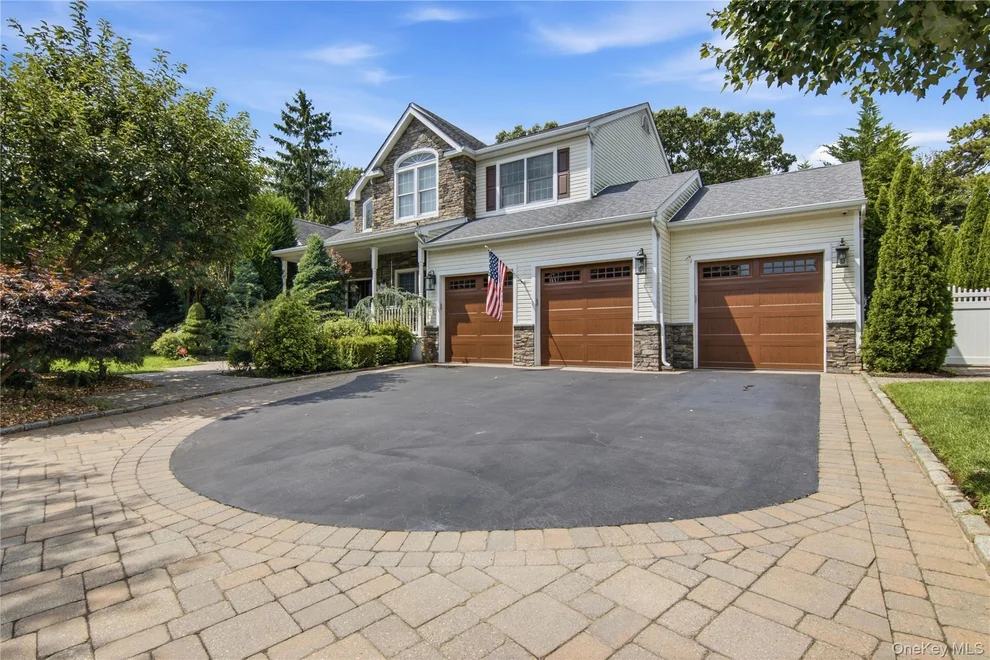 Unit for sale at 6 Hayloft Court, Smithtown, NY 11787