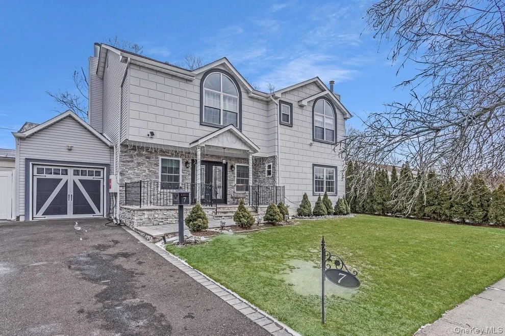 Unit for sale at 7 Sebree Place, Oyster Bay, NY 11803