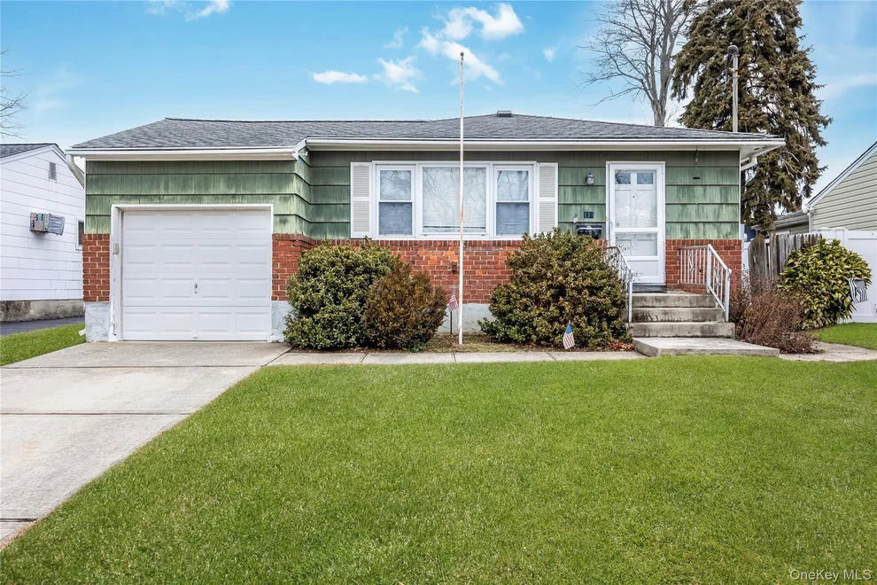 Unit for sale at 139 N Cedar Street, Oyster Bay, NY 11758