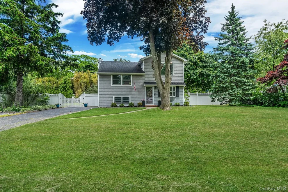 Unit for sale at 577 Oak Avenue, Islip, NY 11716