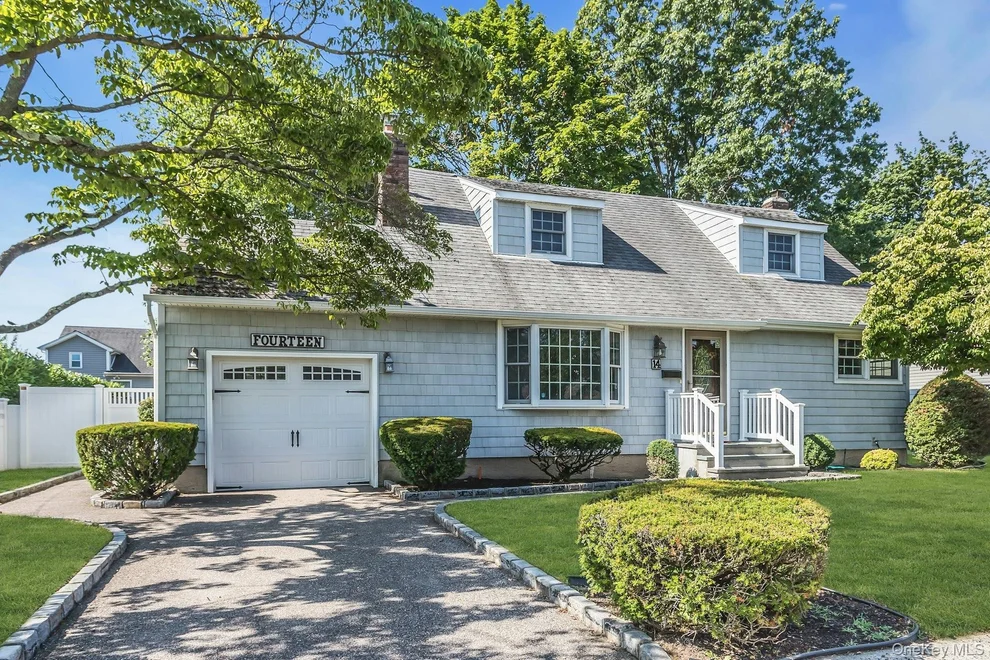 Unit for sale at 14 Prade Lane, Oyster Bay, NY 11762