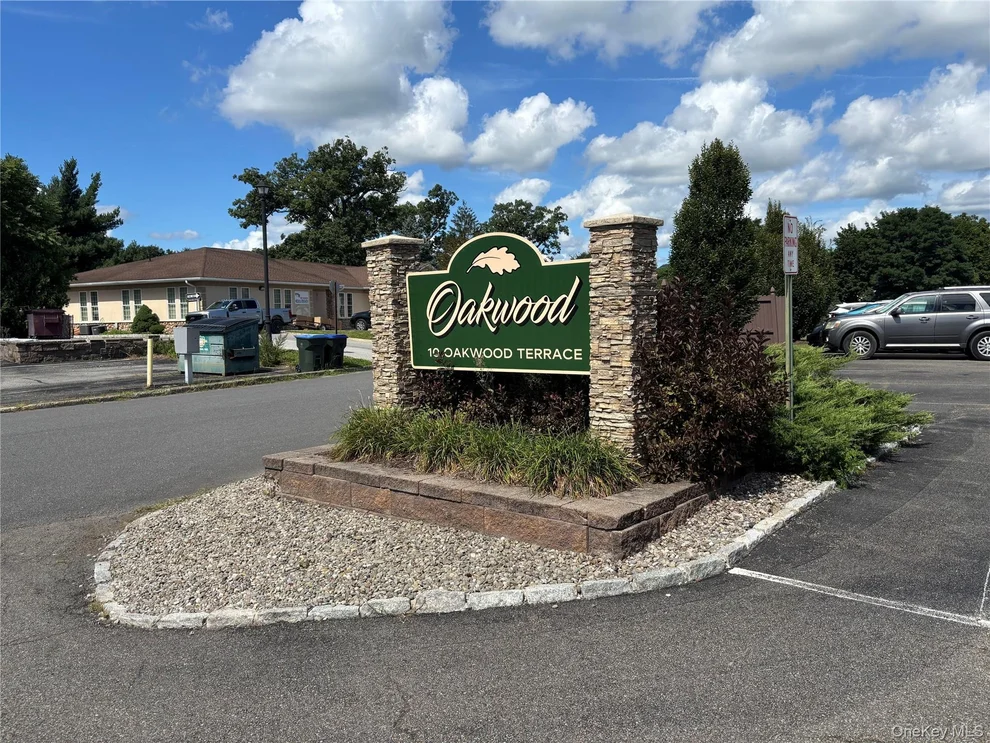 Unit for sale at 10 Oakwood Terrace, New Windsor, NY 12553