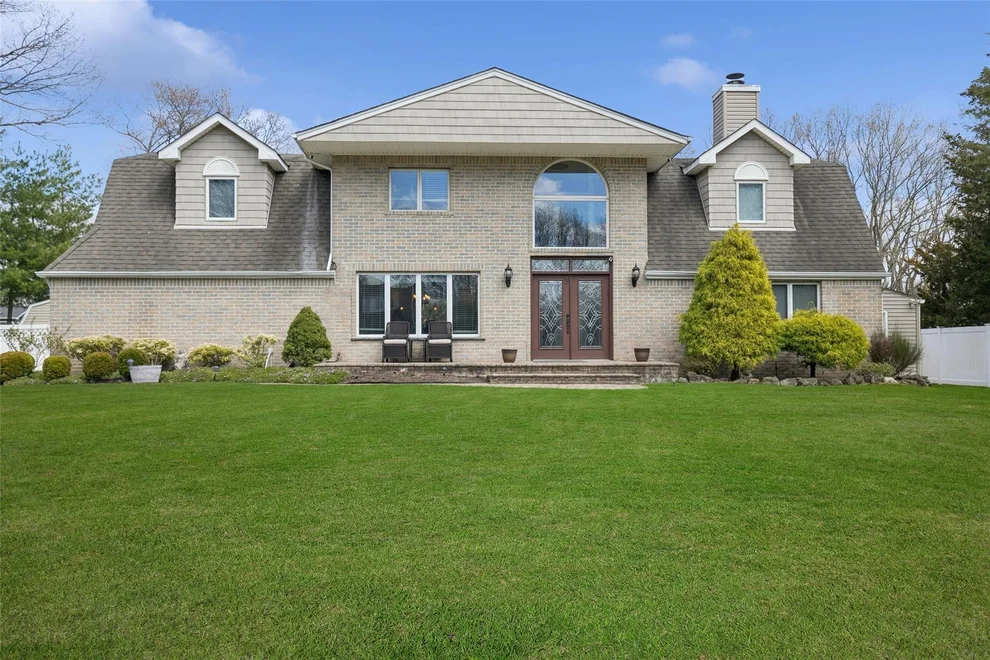 Unit for sale at 3 Philson Court, Smithtown, NY 11725