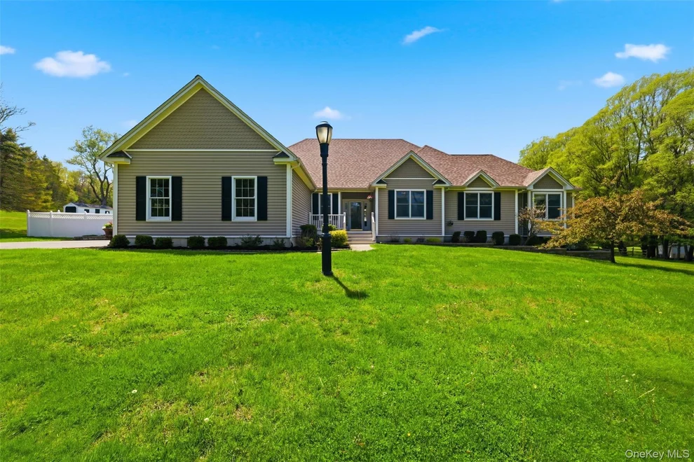 Unit for sale at 92 Coppergate Lane, Warwick (Town), NY 10990