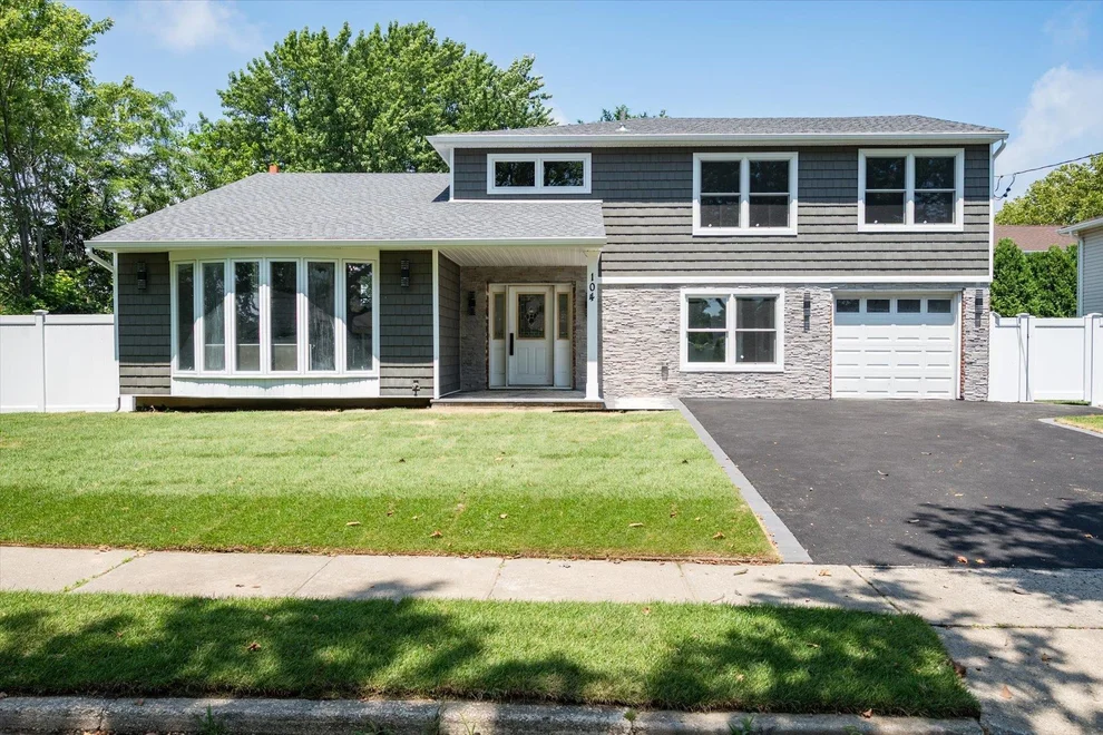 Unit for sale at 104 Pinewood Lane, Oyster Bay, NY 11762