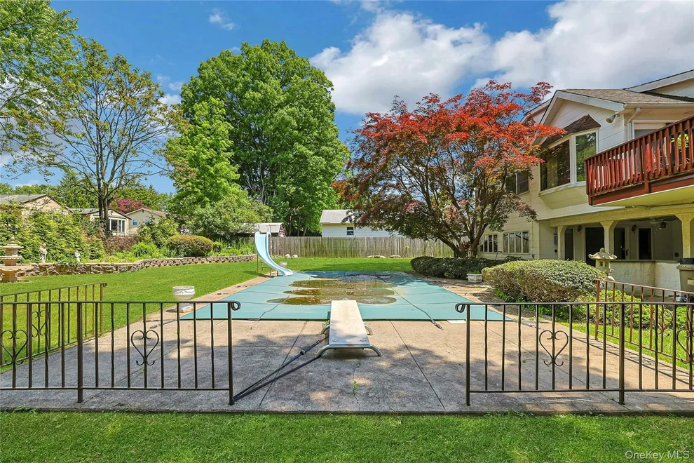 Unit for sale at 25 Tennyson Drive, Clarkstown, NY 10954
