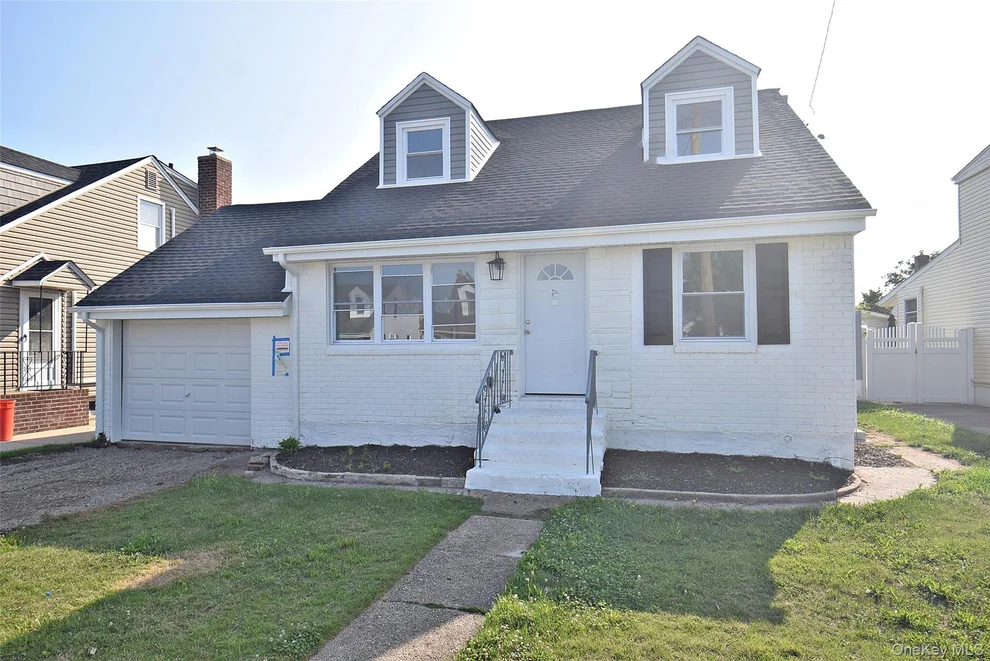 Unit for sale at 240 Columbus Parkway, Hempstead, NY 11501
