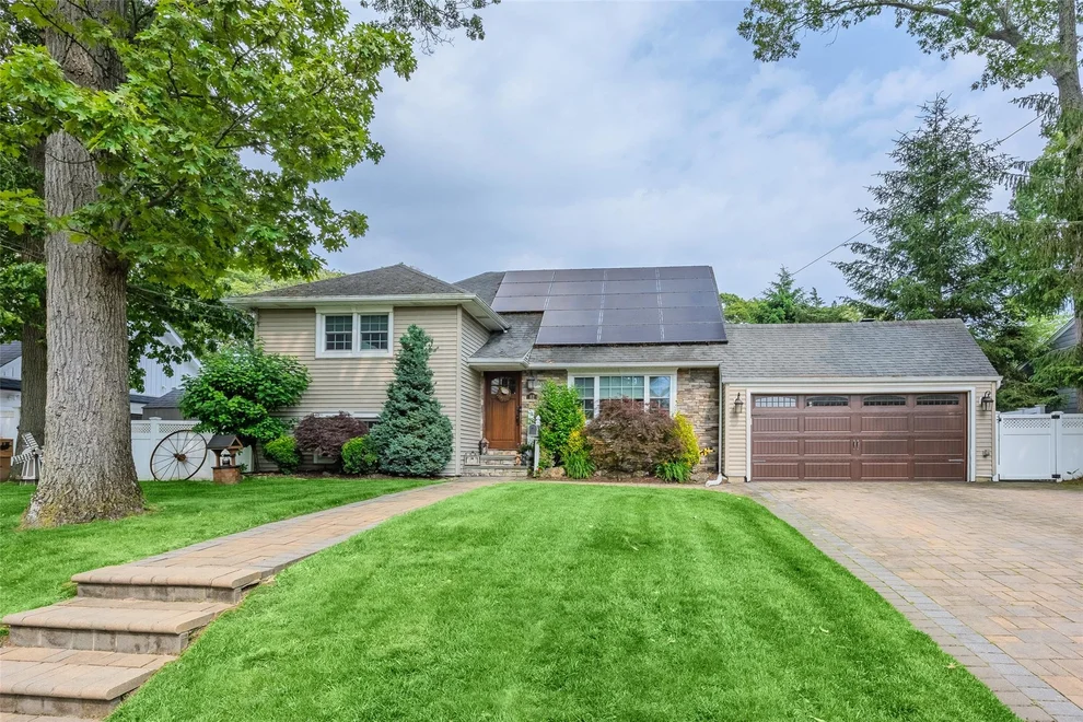 Unit for sale at 82 Algonquin Avenue, Oyster Bay, NY 11758