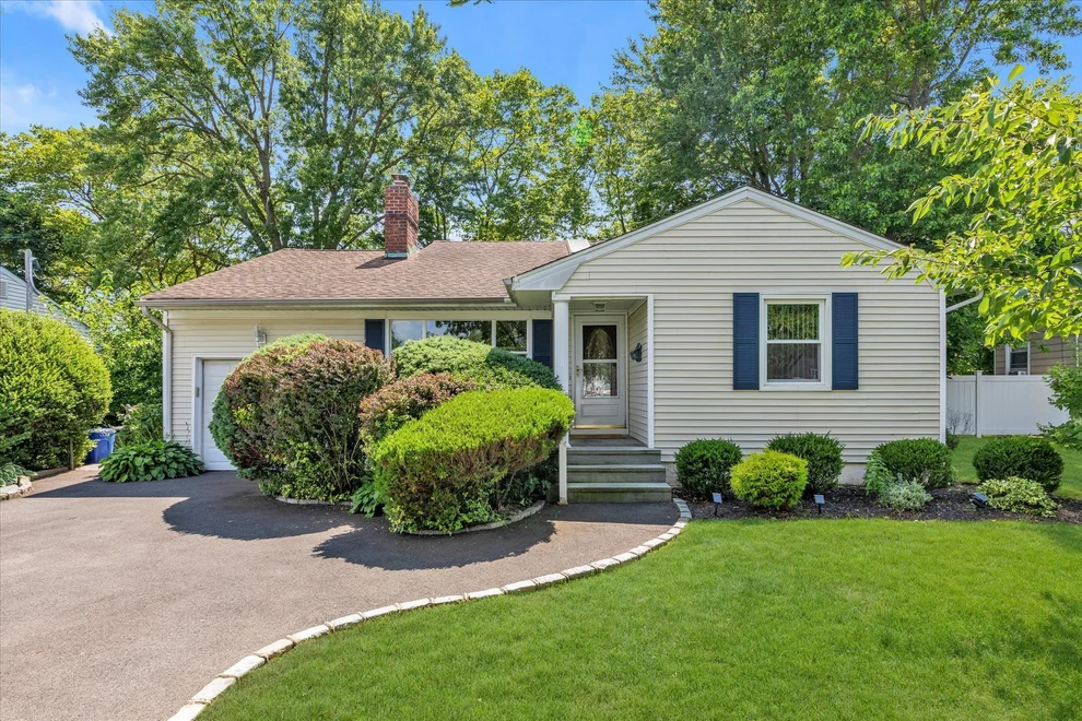 Unit for sale at 18 Gainsboro Lane, Oyster Bay, NY 11791