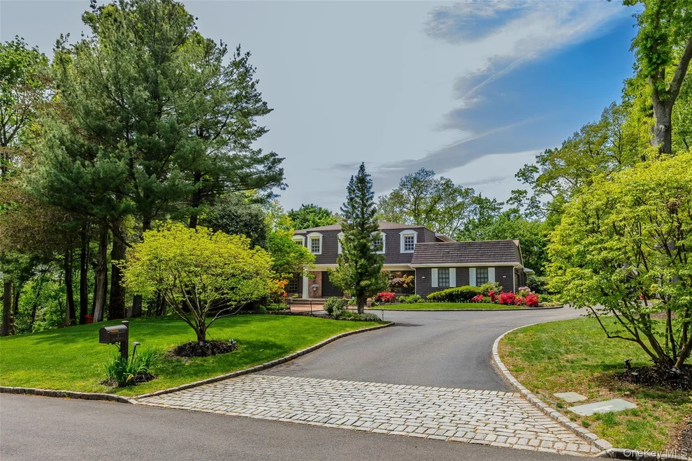 Unit for sale at 6 The Hollows W, Oyster Bay, NY 11732
