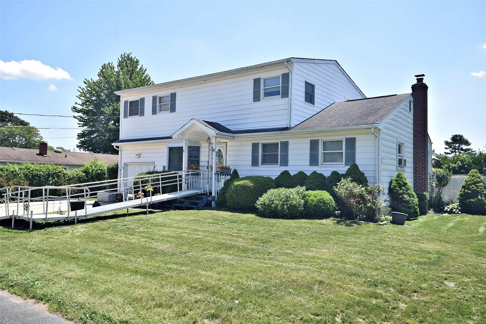 Unit for sale at 542 Outlook Avenue, West Babylon, NY 11704
