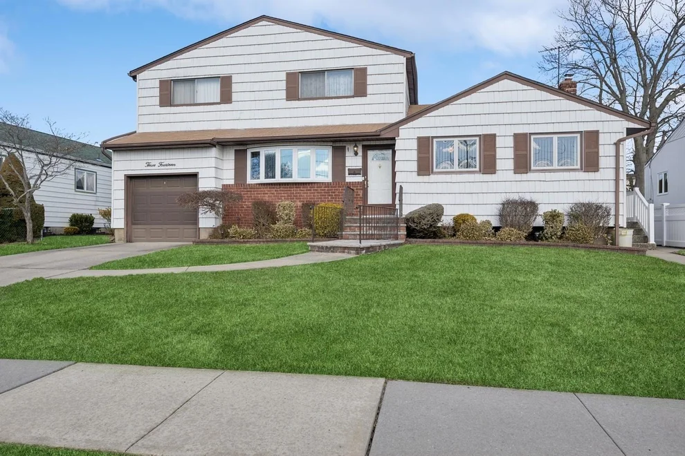 Unit for sale at 314 Plainview Road, Oyster Bay, NY 11801