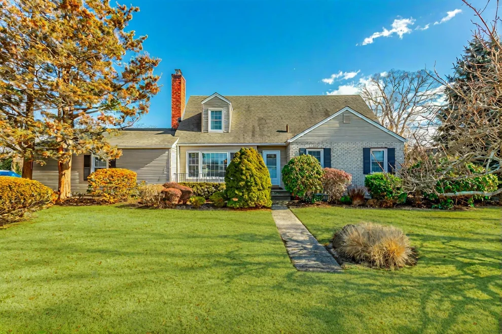 Unit for sale at 161 S Bay Avenue, Islip, NY 11751