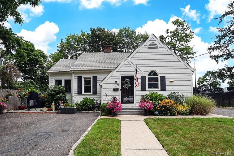 Unit for sale at 8 Dumond Place, Oyster Bay, NY 11545