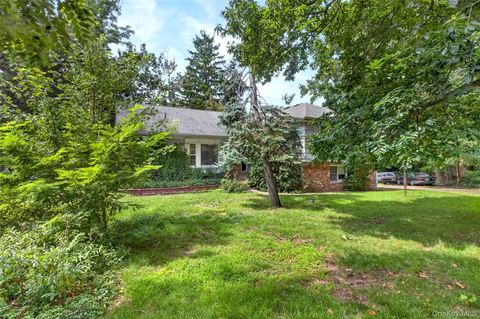 Unit for sale at 18 Pinewood Road, North Hempstead, NY 11030