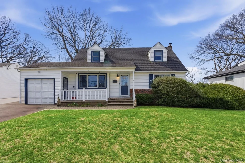 Unit for sale at 120 Willow Street, Oyster Bay, NY 11762