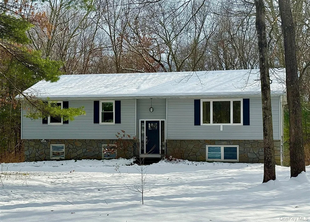 Unit for sale at 5 Vanessa Lane, Hyde Park, NY 12580