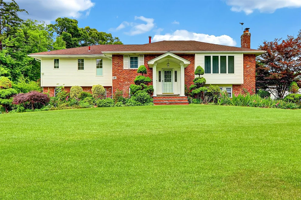 Unit for sale at 18 Pashen Place, Huntington, NY 11746
