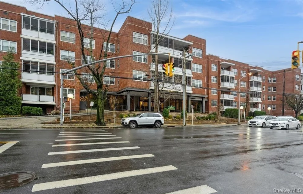 Unit for sale at 1 Kensington Gate, North Hempstead, NY 11021