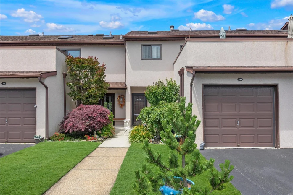 Unit for sale at 1 Anchorage Way, Hempstead, NY 11520