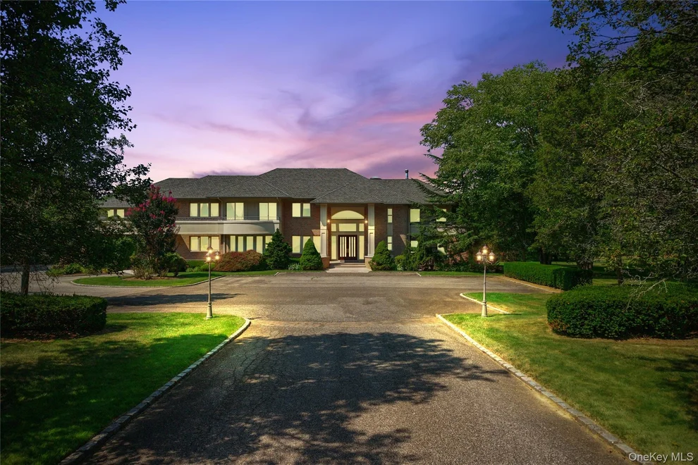 Unit for sale at 6 Old Wagon Lane, Oyster Bay, NY 11568