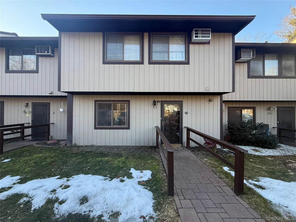 Unit for sale at 1604 Chelsea Cove S, Beekman, NY 12533