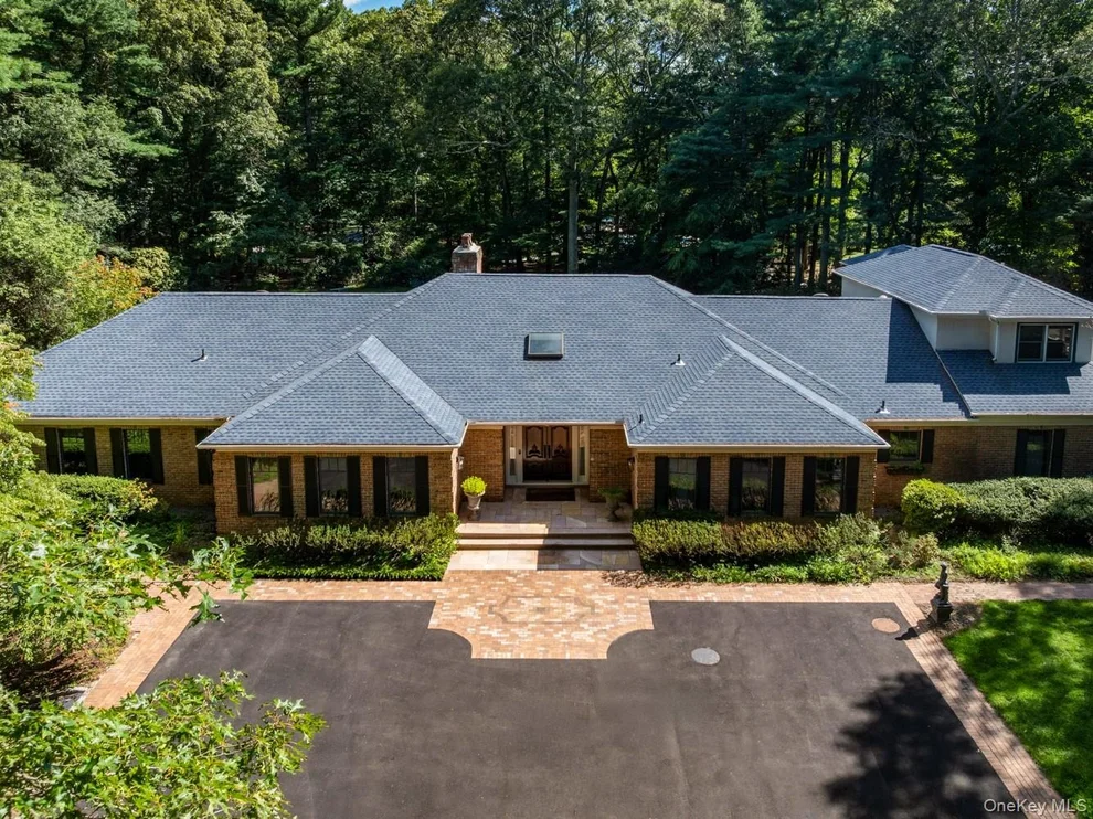 Unit for sale at 10 Laurel Woods Drive, Oyster Bay, NY 11771
