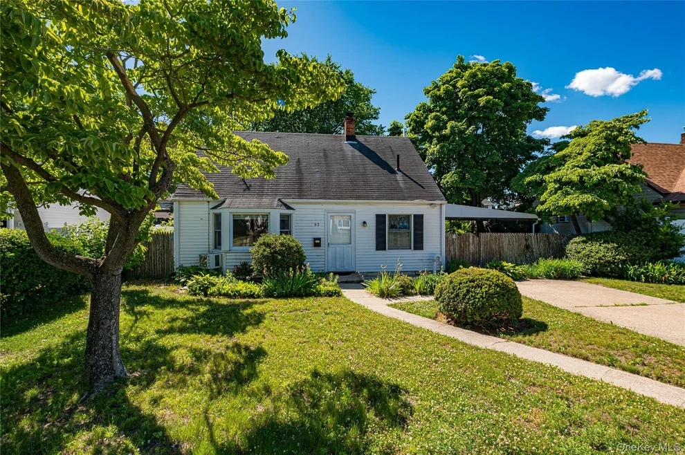 Unit for sale at 93 Barnyard Lane, Hempstead, NY 11756