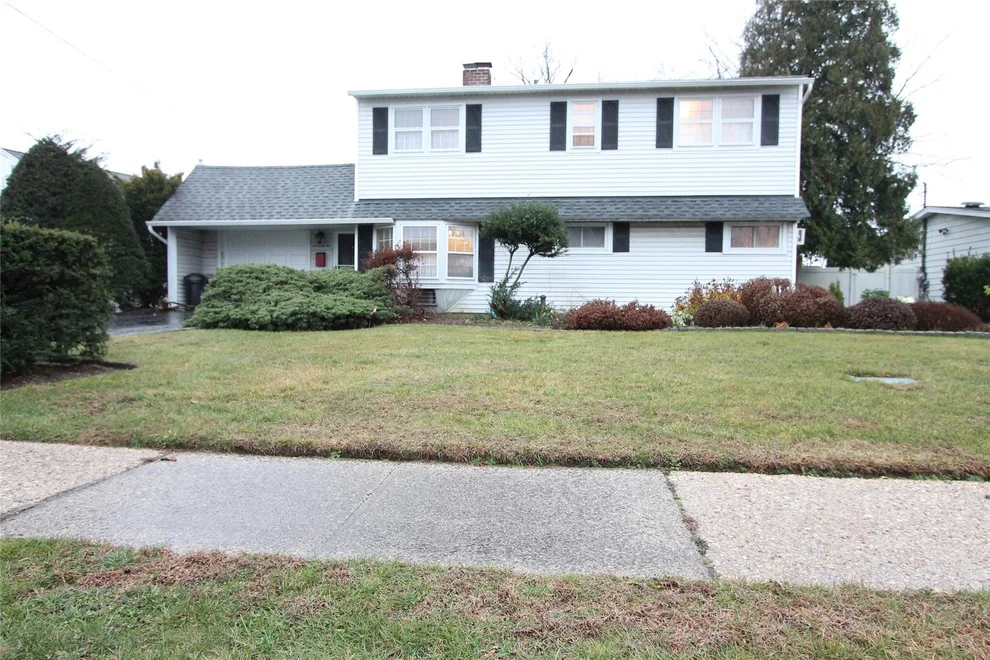 Unit for sale at 72 Autumn Lane, Oyster Bay, NY 11801