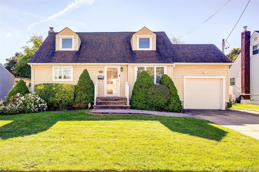Unit for sale at 35 Jackson Avenue, Oyster Bay, NY 11714