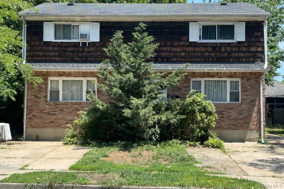 Unit for sale at 34 Inwood Road, North Hempstead, NY 11050