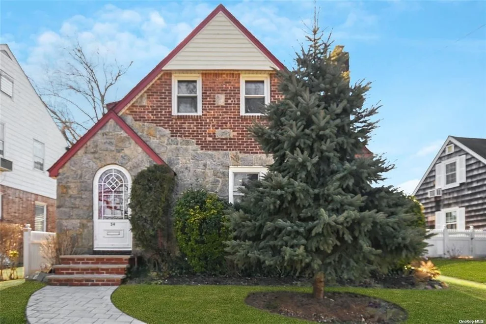 Unit for sale at 34 Highland Place, North Hempstead, NY 11020