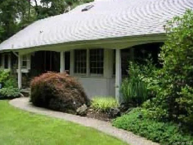 Unit for sale at 27 Spinning Wheel Lane, Huntington, NY 11746