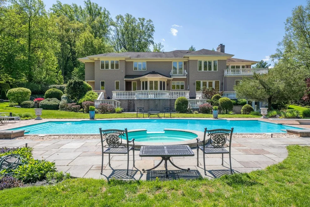 Unit for sale at 86 Old Tappen Road, Oyster Bay, NY 11560