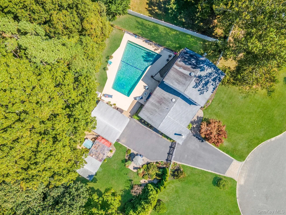 Unit for sale at 19 Edmarc Court, Islip, NY 11769