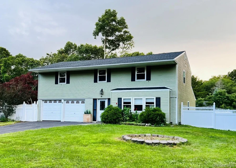 Unit for sale at 10 Summercress Lane, Brookhaven, NY 11727