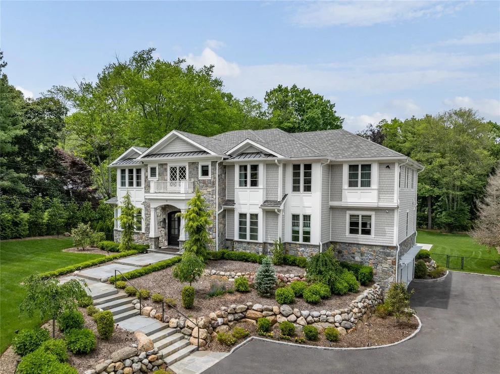 Unit for sale at 12 Eastview Lane, Oyster Bay, NY 11545