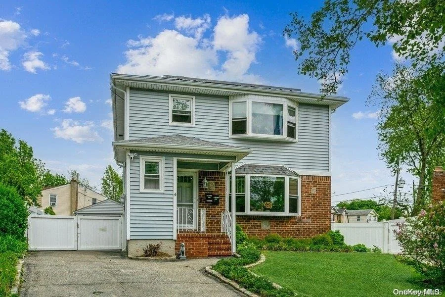 Unit for sale at 4 Atlas Court, North Hempstead, NY 11040